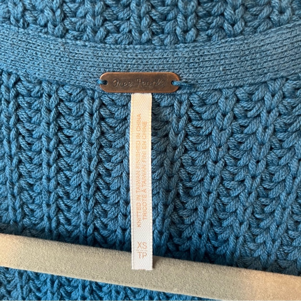 Free People Oversized cardigan Sweater XS Blue Cable knit Pockets Womens FLAW - Picture 3 of 9